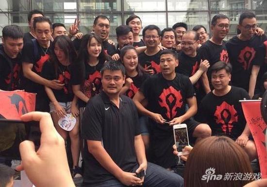 电影上映时姚明和公会队友的合照