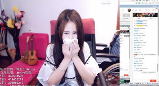 女主播吃狗粮吃吐