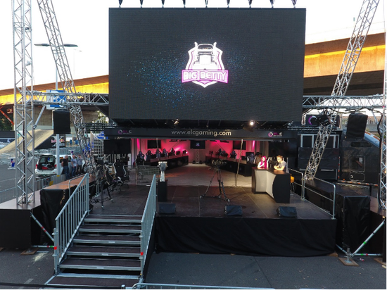 “Big Betty”大型LED屏在游戏展带来浓浓电竞氛围