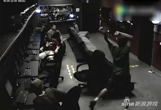 小伙举起键盘就是一顿猛砸