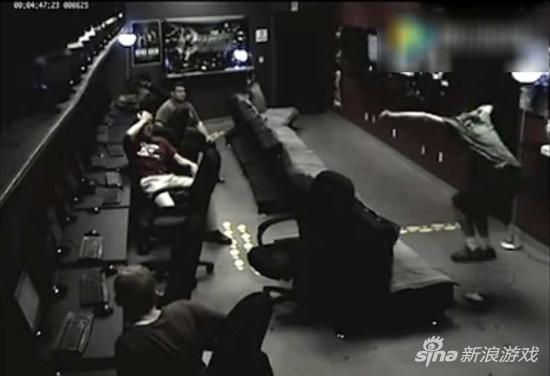 砸的不够狠还要上去跺两脚