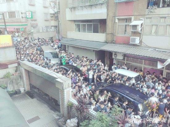 本来就不宽的街道被玩家堵得水泄不通