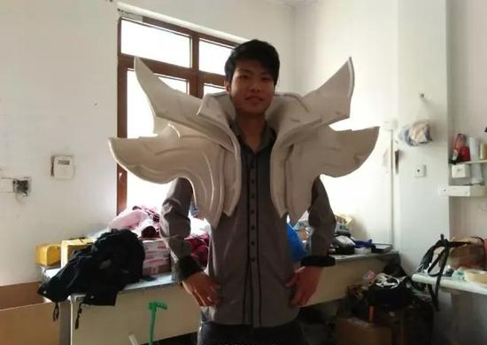 小布身着卡尔服装的半成品