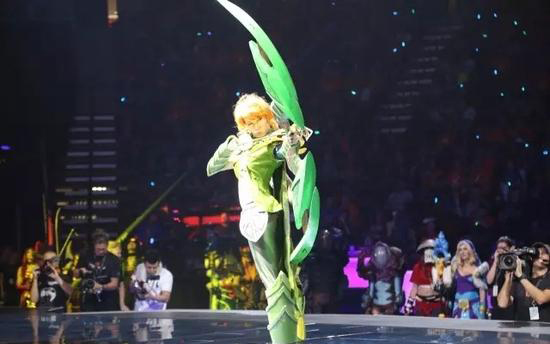 TI6的Cosplay比赛上，coser演绎的英姿飒装的风行者