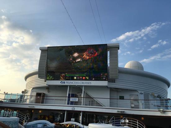 图片为南洋杯团队测试卫星直播和大屏幕信号