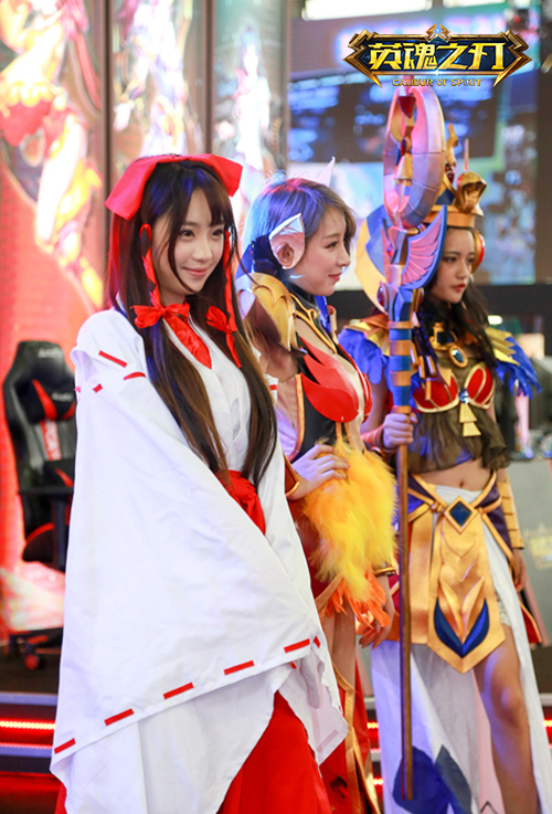 超有现场感的女神COS秀