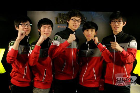 最早在MIG Blaze出道的安掌门 右一