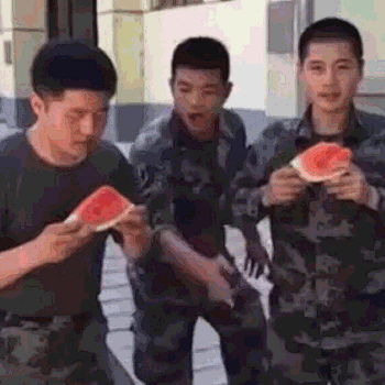 右边那个一脸呆萌