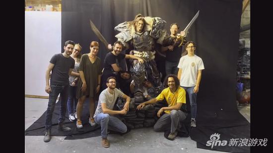 制作者们同雕像合影