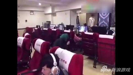 绿毛杀马特在网吧调戏玩家