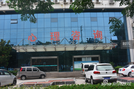 当我们拍这张照片的时候，忽然被家长们围住了