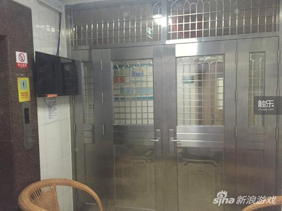 两道铁门隔开楼梯走道与内部走廊，中间摆着两把椅子，平时有人守着，有人告诉我们，这两道门不允许同时打开