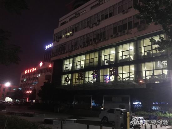 我们准备离开，有孩子通过窗户向外张望