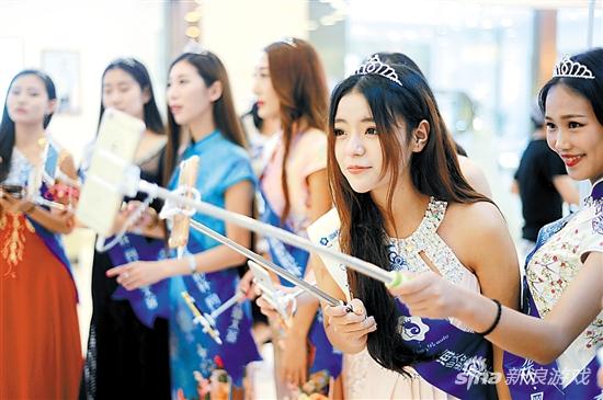 齐鲁十佳网红主播评选日前揭晓，10名从事网络直播的女大学生当选