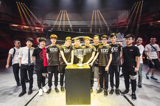 图1 夺得LPL夏季赛冠军后合影