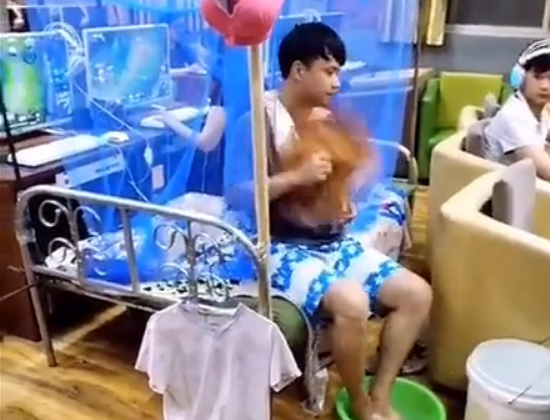 真的把网吧当家了