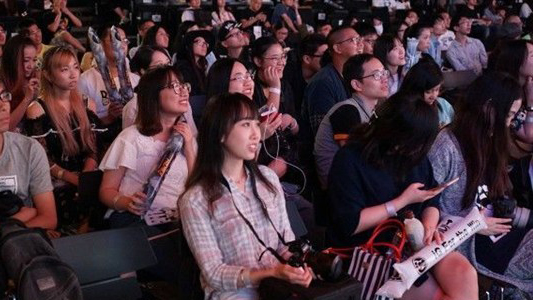 现场为IG加油的女粉丝