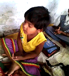 没有课桌，上课想好好补个觉都不行。