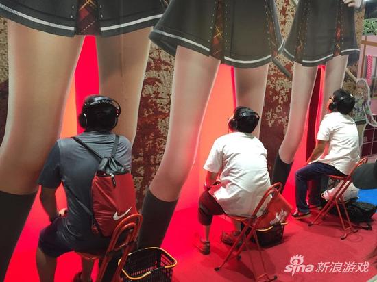 美少女裙下玩游戏 东京电玩展奇葩展台引玩家热议