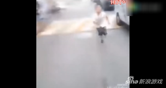 这次小学生居然追出来了。