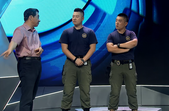 两位战术教官（右一、右二）与局座交流