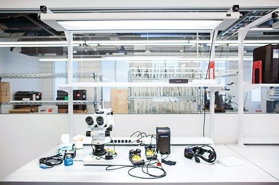 Oculus’ 设计小组在Facebook总部测试器硬件