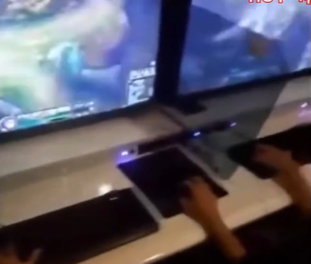 韩国主播也直播网吧关电脑