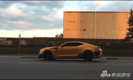 《变形金刚5》新片场花絮曝光 大黄蜂炫酷亮相