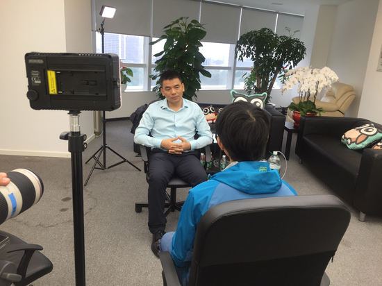 奉佑生接受采访