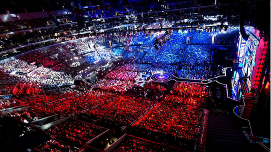 《英雄联盟》S5世界冠军赛吸引了大量观众，已可与传统赛事媲美