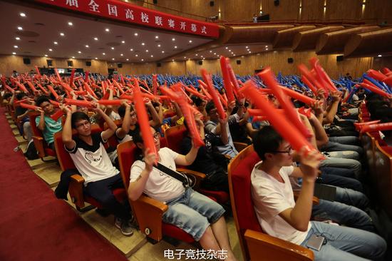 揭幕式现场的高校学生观众