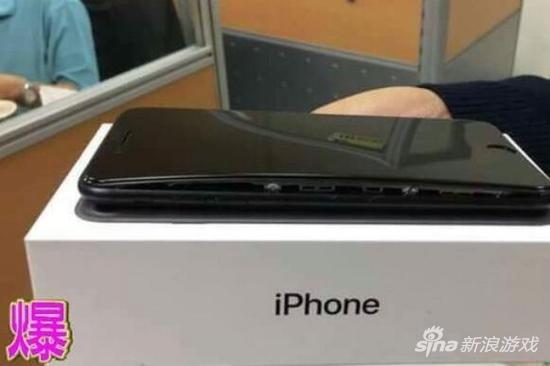 亮黑色iPhone 7 Plus使用一周后出现电池鼓包
