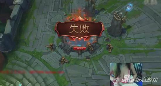 女主播打输了比赛，自己非常懊恼。