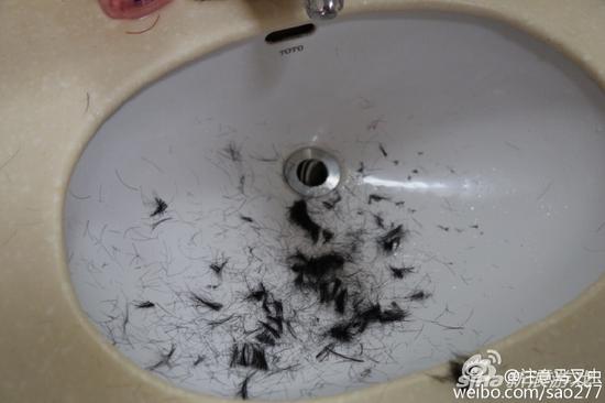 主播骚男理发嫌贵竟自己剪