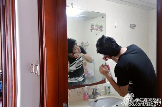 主播骚男理发嫌贵竟自己剪