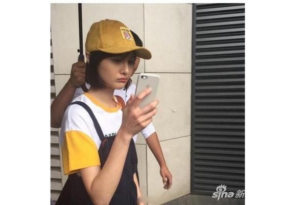 被萌到了吗？郑爽戴黄帽秒变樱桃小丸子！