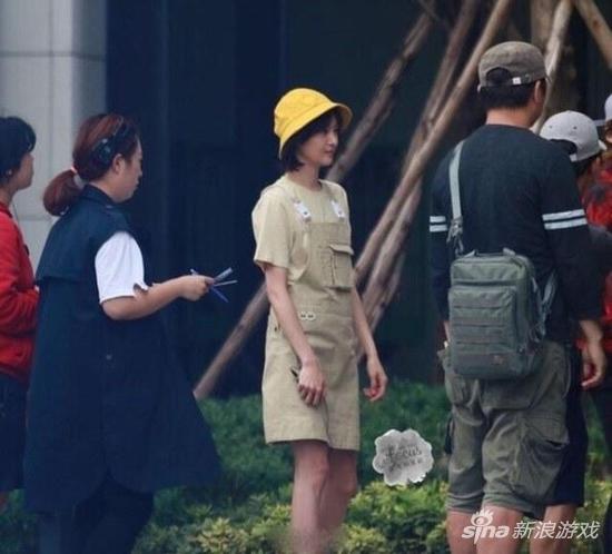 被萌到了吗？郑爽戴黄帽秒变樱桃小丸子！