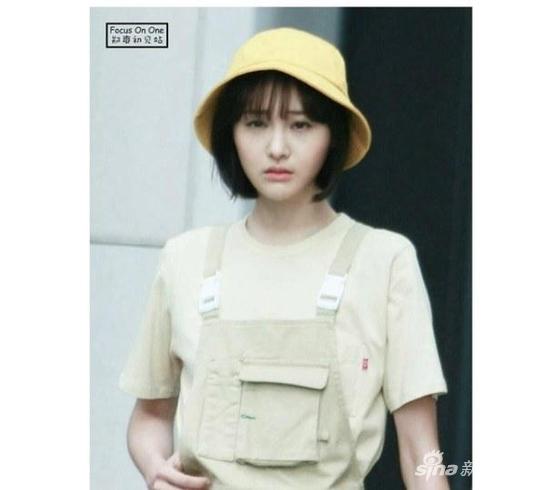 被萌到了吗？郑爽戴黄帽秒变樱桃小丸子！