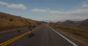 其实滑板只是用来助跑的，真正的游戏是用身体滑行