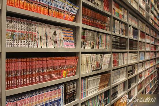 图书馆的书架上全都是漫画