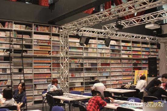 学校的图书馆与舞台连接在一起