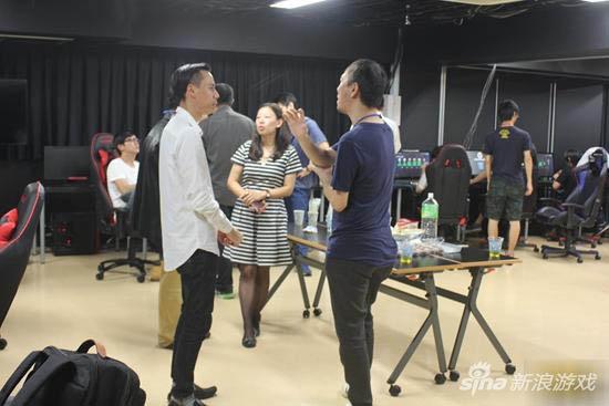 校内的国际交流活动，图为不同学校间的老师的交流