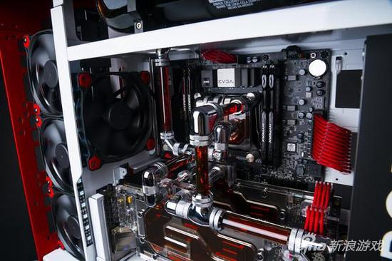 可口可乐推出超炫电竞主机 1:1瓶身水冷简直神创意