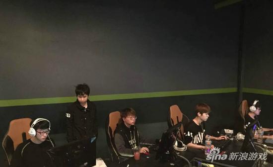 训练室未搭好 EDG竟到网吧五连坐训练