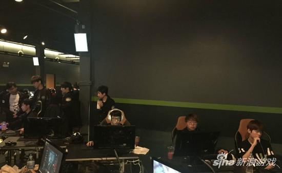 训练室未搭好 EDG竟到网吧五连坐训练