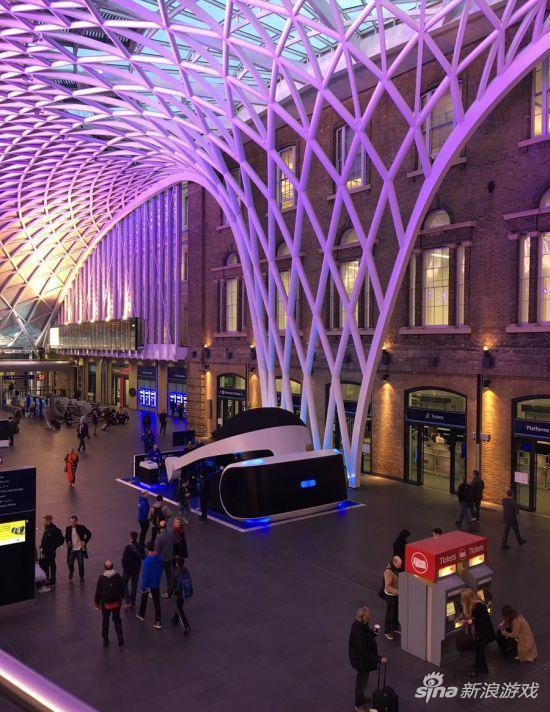 巨型PSVR设在著名的国王十字车站