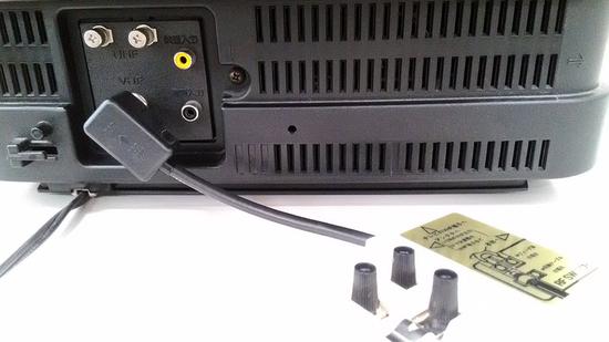 白色的盒子是FC附带的RF切换器，国内的小霸王可以没有这个的