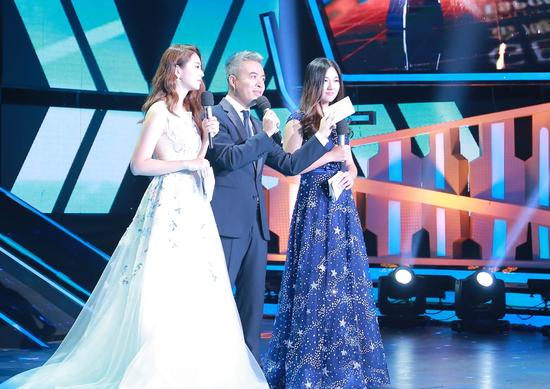 段暄与小苍、刘烨携手担当2016GEC金鹰电竞体育盛典的主持人