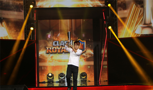 YAOYAO捧起冠军奖杯