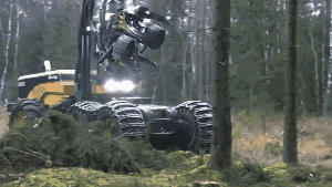 《模拟农场》里就有这个伐木机，特好玩